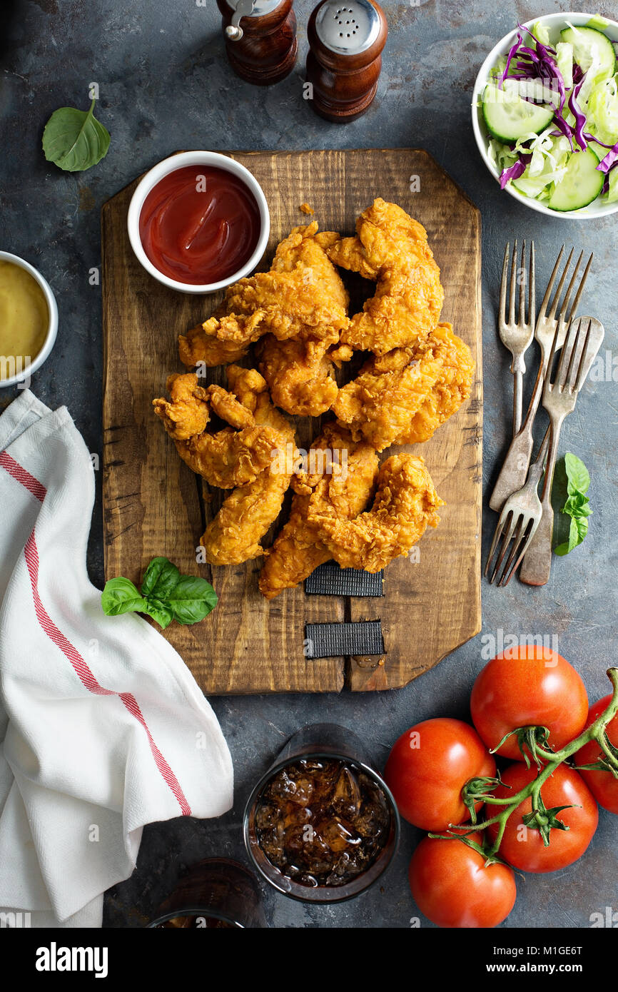 Paniertes Huhn Angebote mit Ketchup, Salat und Soda Stockfoto