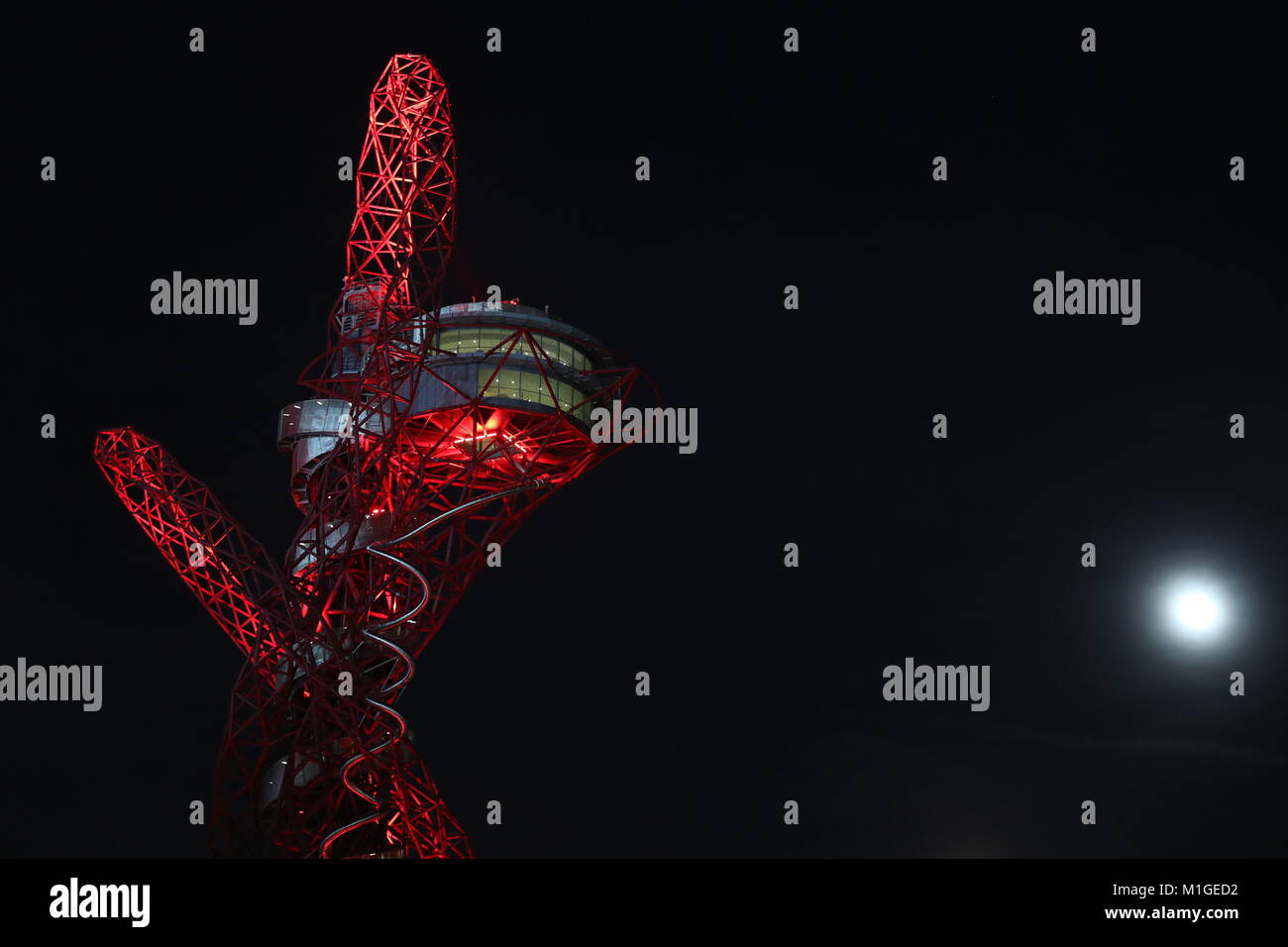 Der Mond steigt hinter dem ArcelorMittal Orbit im Osten Londons vor einem "ungewöhnlichen" Himmelsereignis am Mittwochabend auf, wenn zum ersten Mal seit Juli 2015 ein Blauer Mond am Himmel aufgeht. Stockfoto