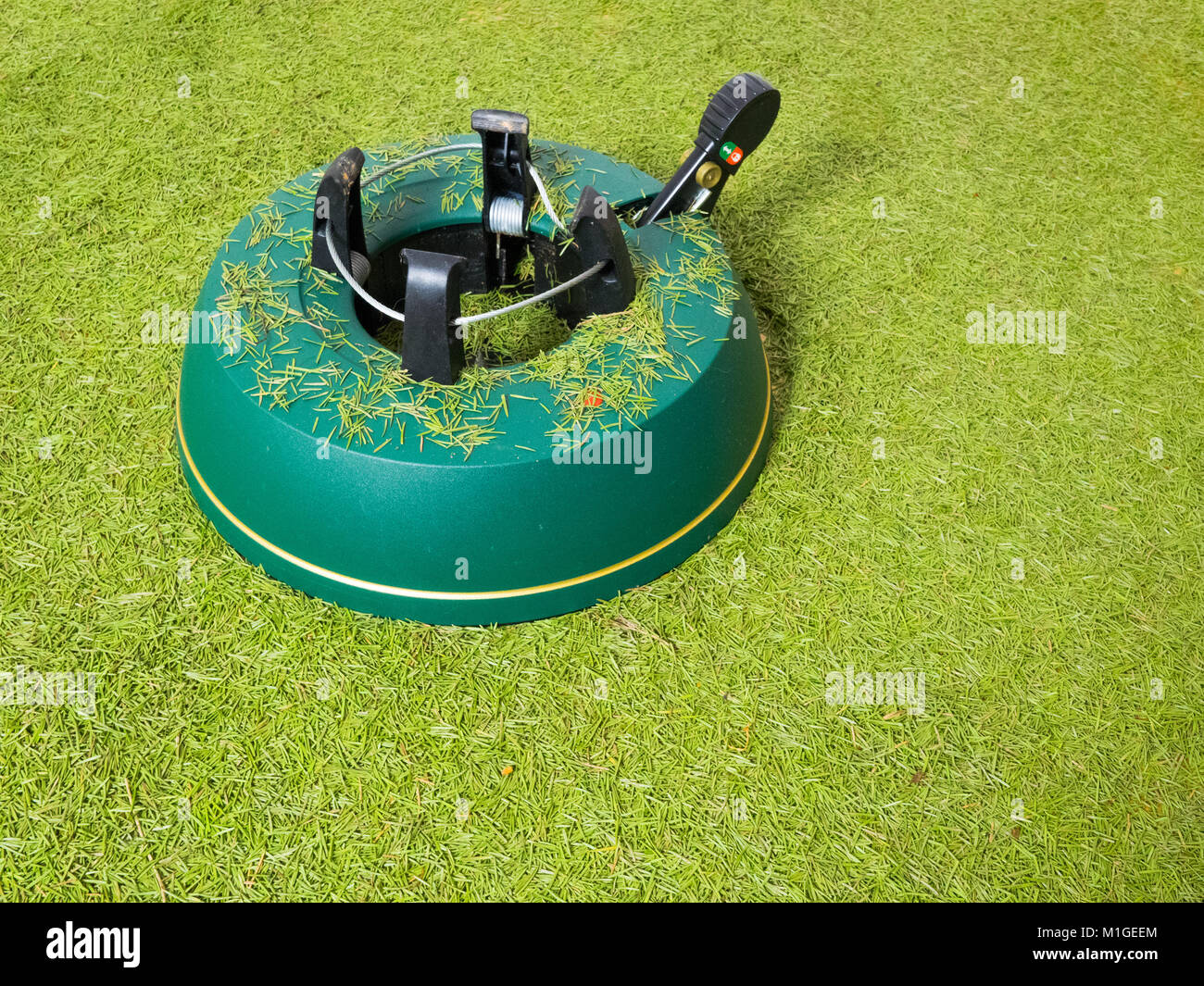 Leere Weihnachtsbaum Ständer mit Boden mit Tannennadeln bedeckt Stockfoto