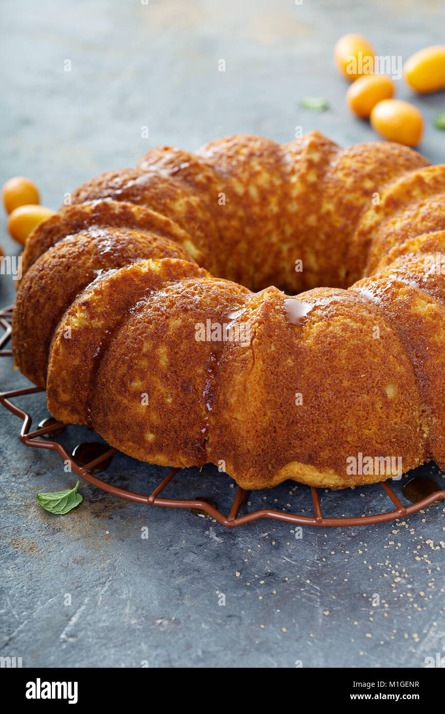 Winter Zitrusfrüchte pound bundt Cake mit Orangenschale Ahorn cirup Stockfoto