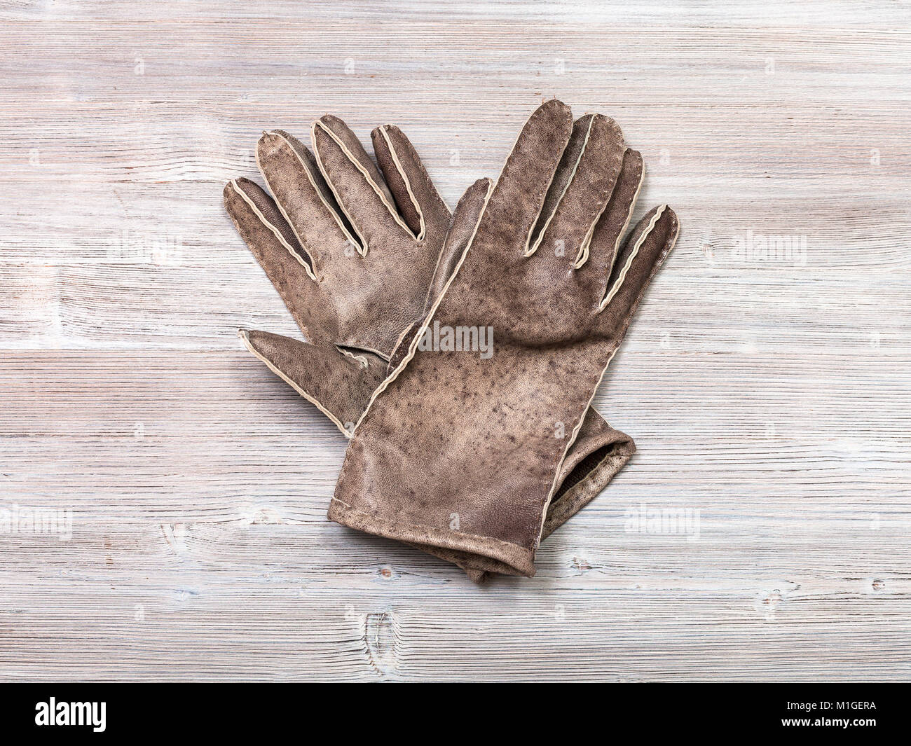 Workshop zu nähen Handschuhe - Ansicht von oben neue handgefertigte Leder  Handschuhe auf Holz- Hintergrund Stockfotografie - Alamy