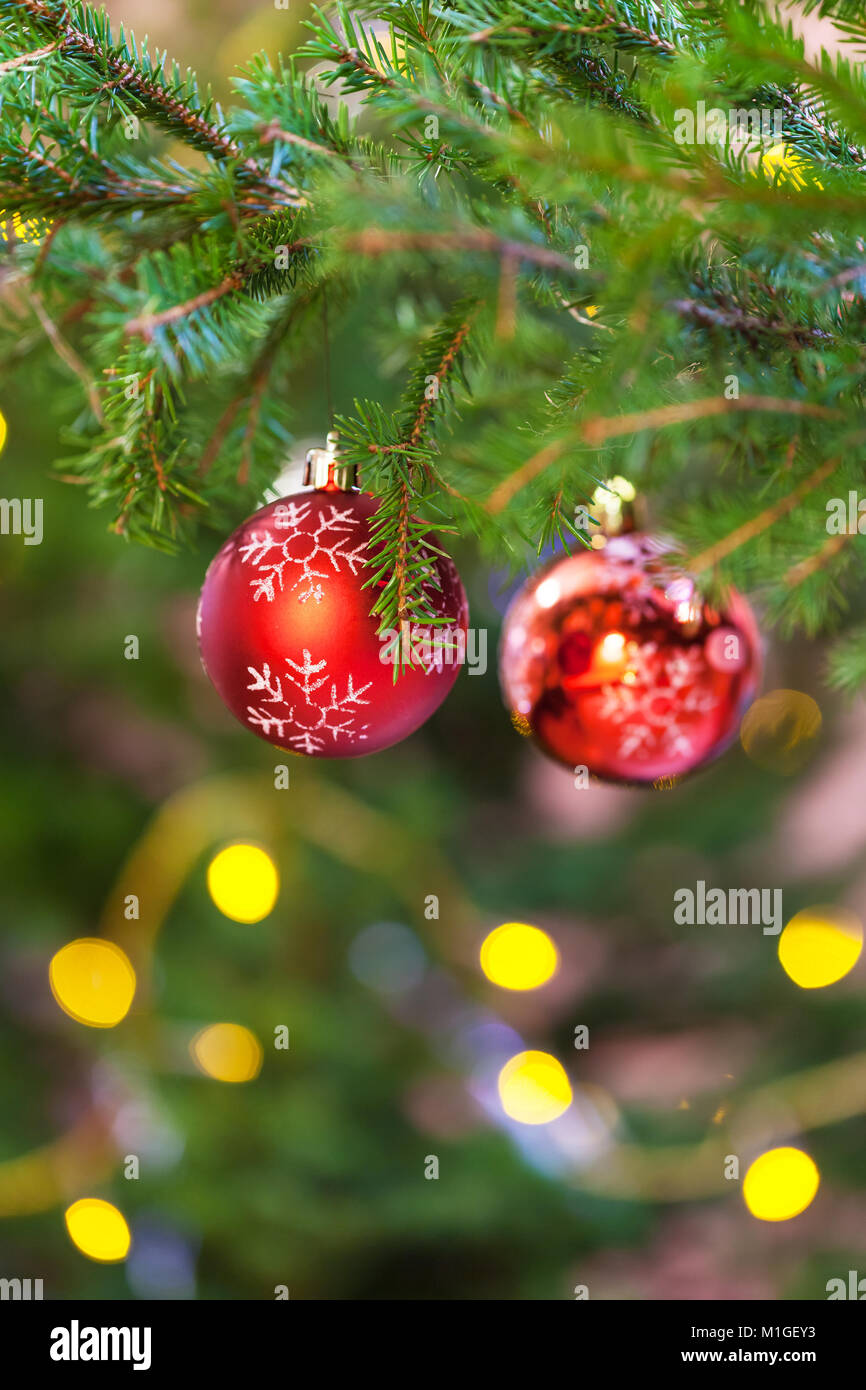 Weihnachten Hintergrund zwei rote Kugeln auf natürliche Tanne