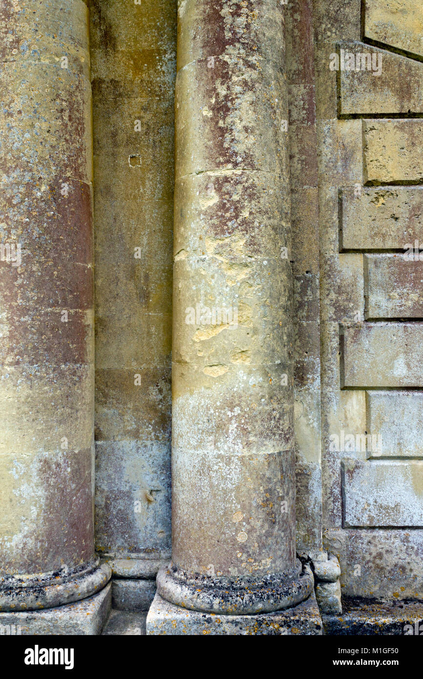 Klassische Architektur Nahaufnahme Detail des Alten distressed Stein coloumns Stockfoto