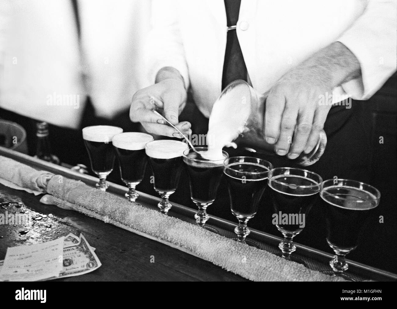 Barkeeper gießen die Creme auf die Irish Coffee Drinks an der berühmten Buena Vista Café in San Francisco Kalifornien Stockfoto