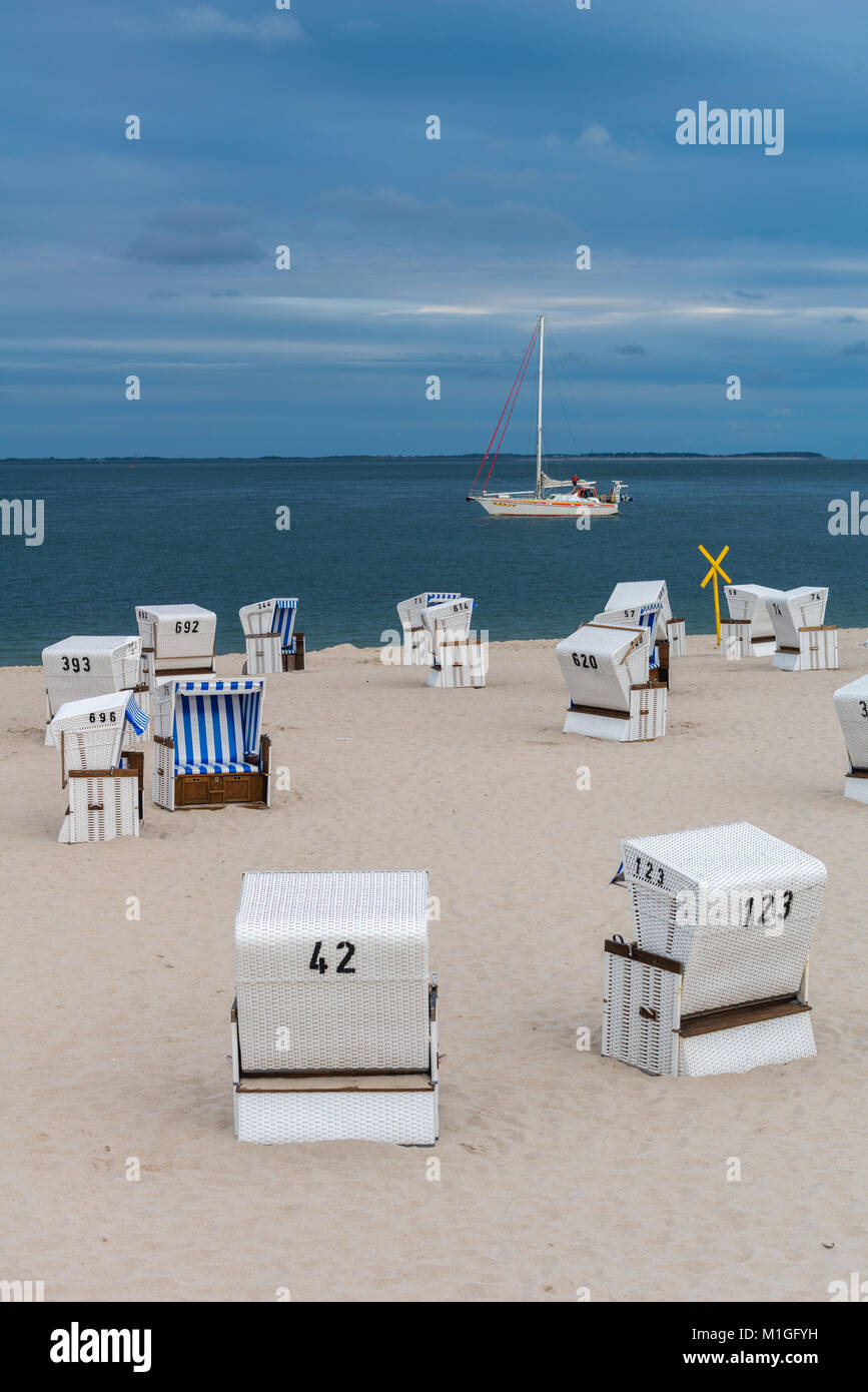 Strand und Liegen entlang der Nordsee küste in Hörnum oder Hörnum auf der Insel Sylt, Nordfriesland, Schleswig-Holstein, Deutschland, Europa Stockfoto