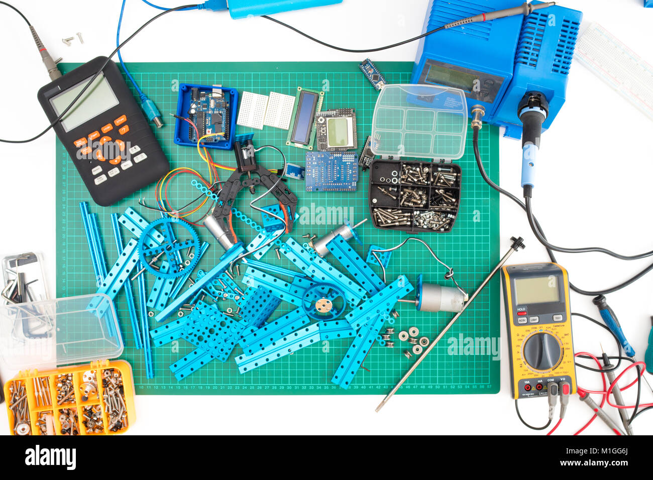 Manuelle Montage von elektronischen mechanisches Gerät aus einem Set von ersatzteilsatz Konstruktor Stockfoto