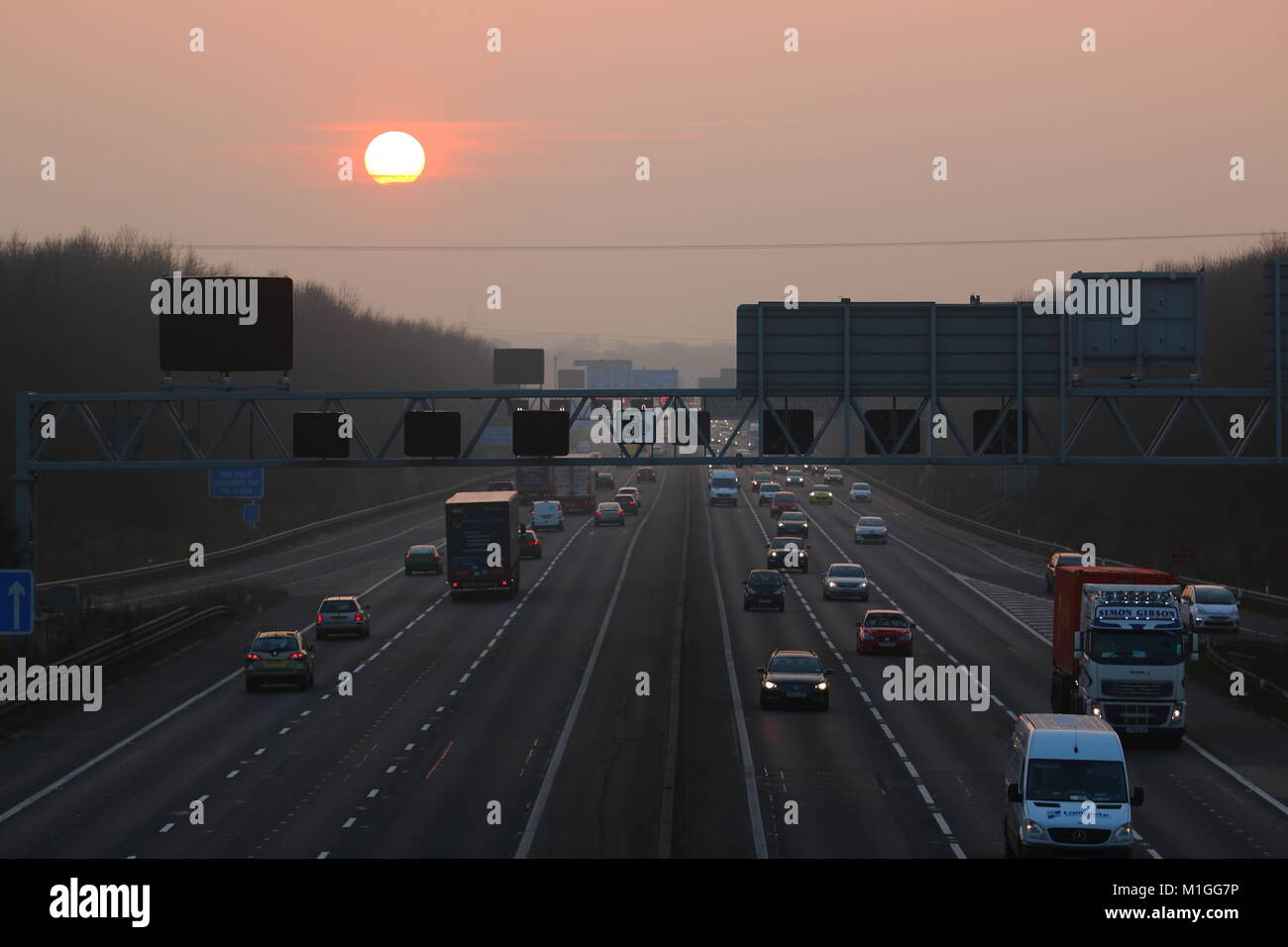 Sonnenuntergang über der Autobahn M62 Stockfoto