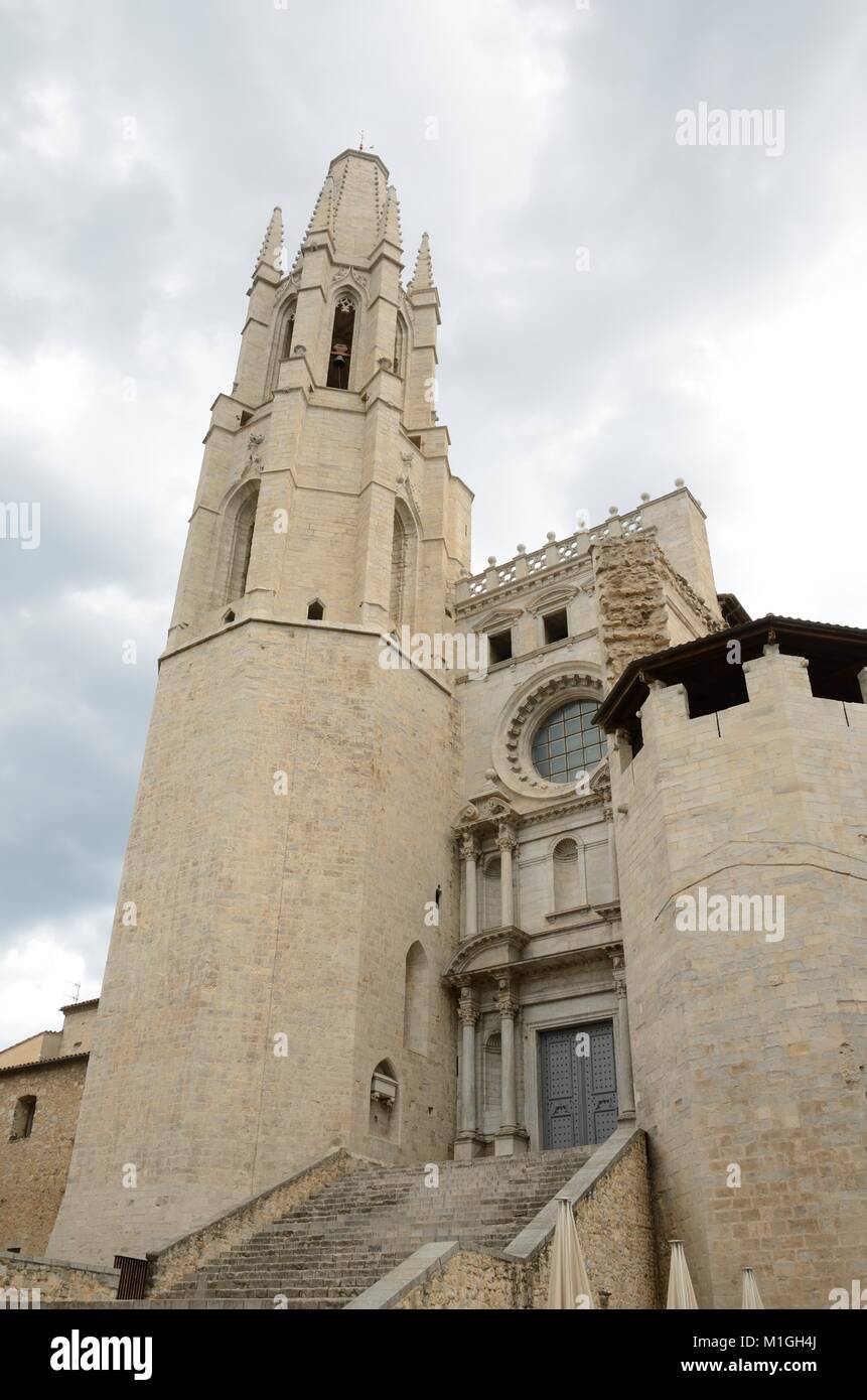 Fassade und Glockenturm der Kirche von St. Felix in Girona, Katalonien, Spanien. Stockfoto
