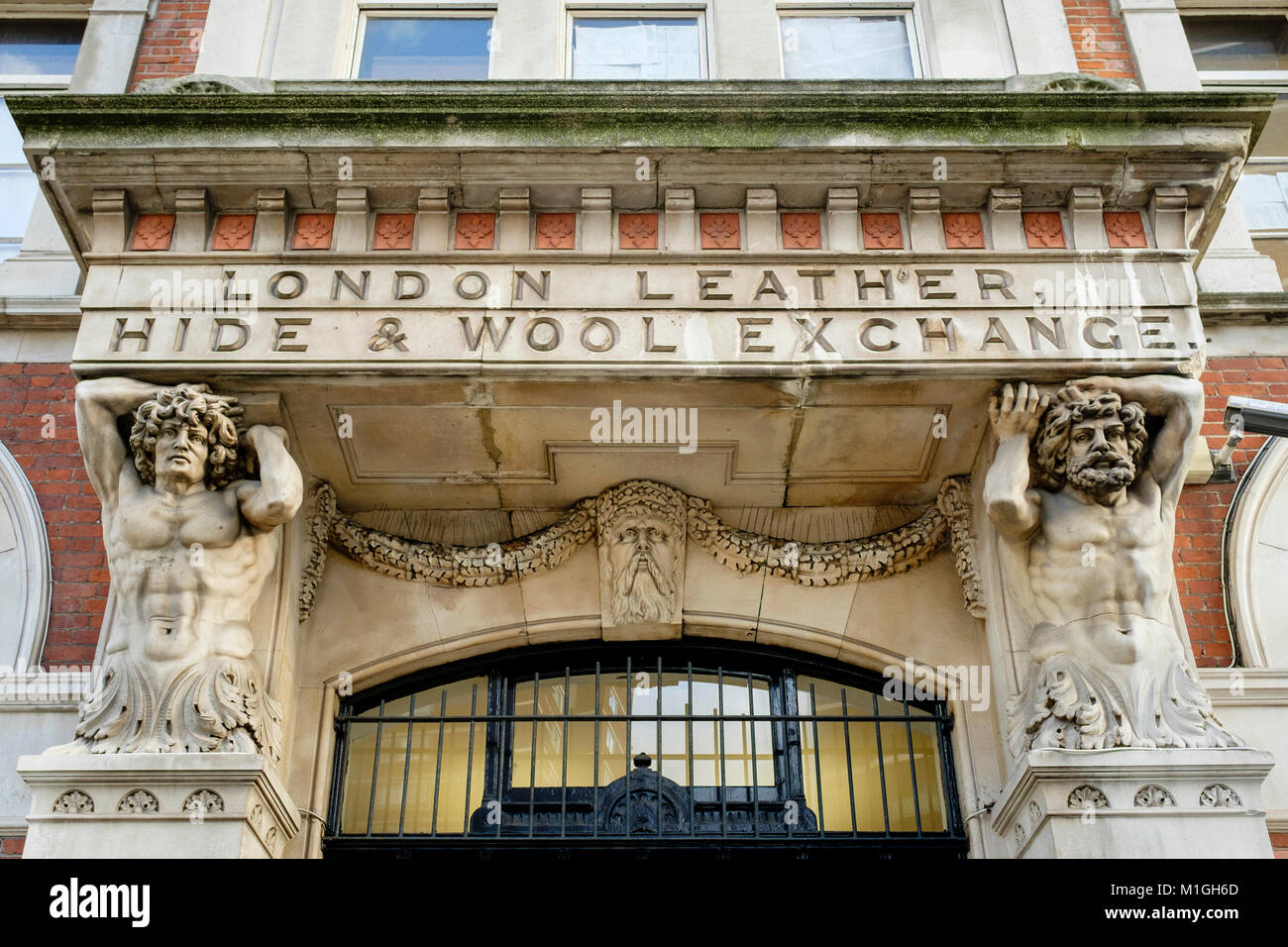 Zwei klassische Atlantes oder telamonen Unterstützung der Portikus über dem Eingang zum London Leder, Hide & Wool Exchange, Gebäude, Bermondsey, London. Stockfoto
