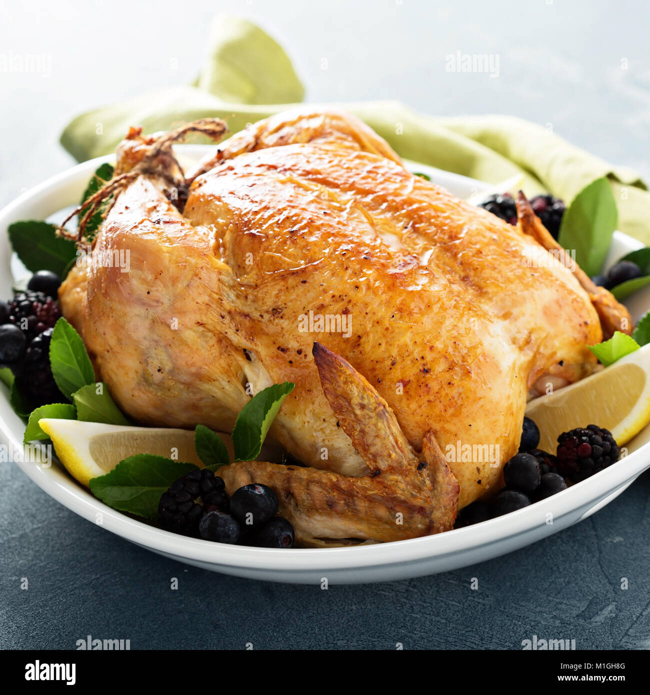 Gebratenes Huhn mit Zitrone und Kräutern für Urlaub oder Sonntag Abendessen Stockfoto