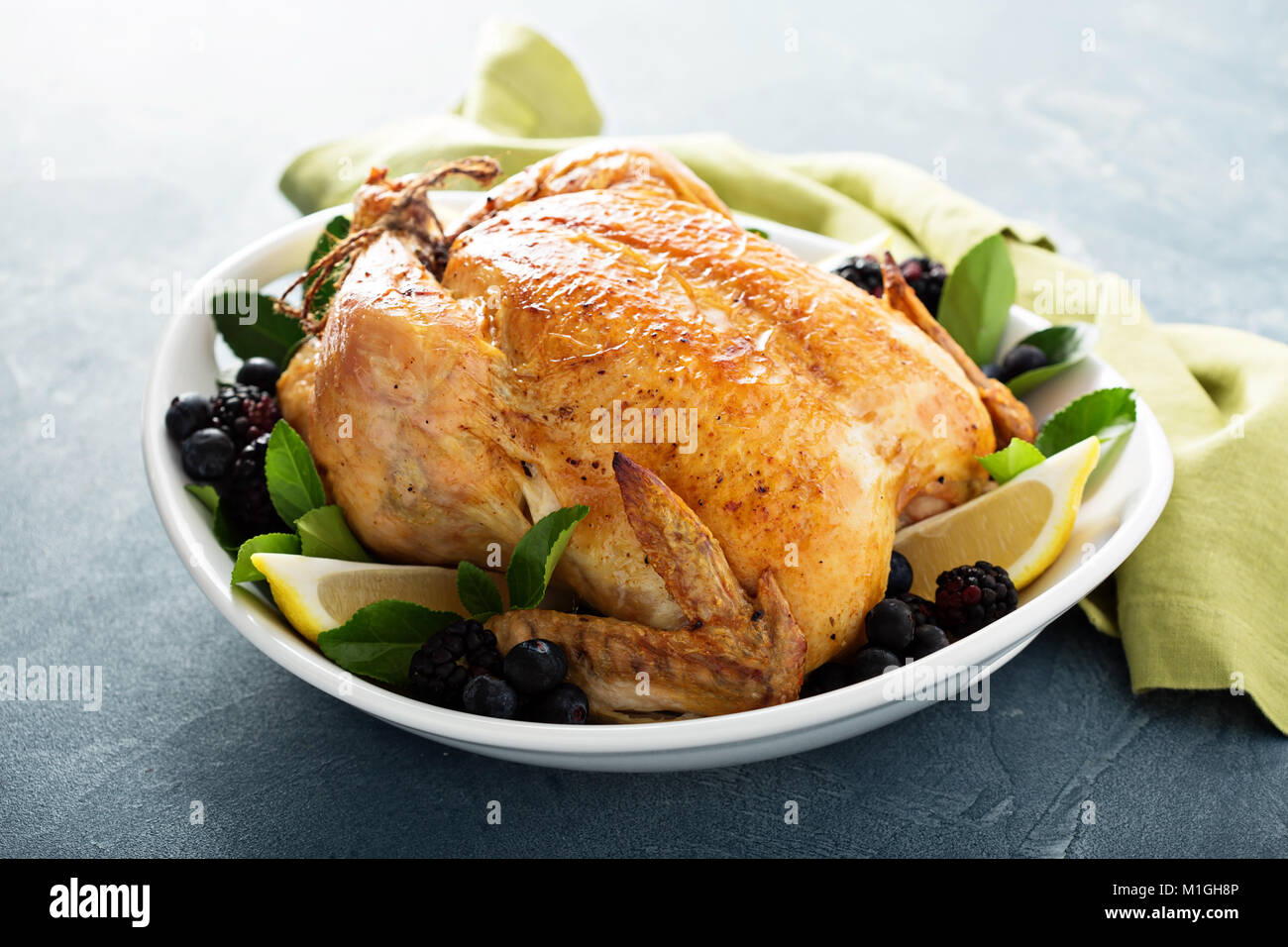 Gebratenes Huhn mit Zitrone und Kräutern für Urlaub oder Sonntag Abendessen Stockfoto