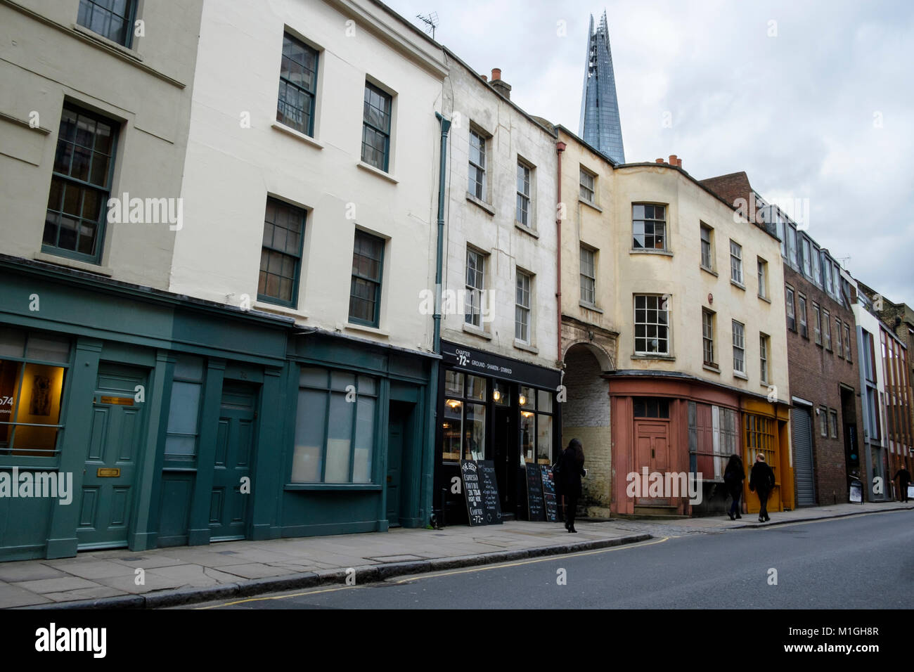 Bermondsey Street, London SE1: eine Reihe viktorianischer Geschäfte und Wohnungen, eine kurze Entfernung von der Architektur des 21. Jahrhunderts in London Shard Stockfoto