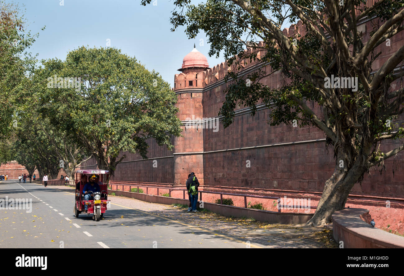Neu Delhi, Indien - 3. März 2017: Menschen und Motorradfahrer außerhalb der berühmten Wahrzeichen und malerischen Roten Fort in Neu Delhi in Indien Stockfoto