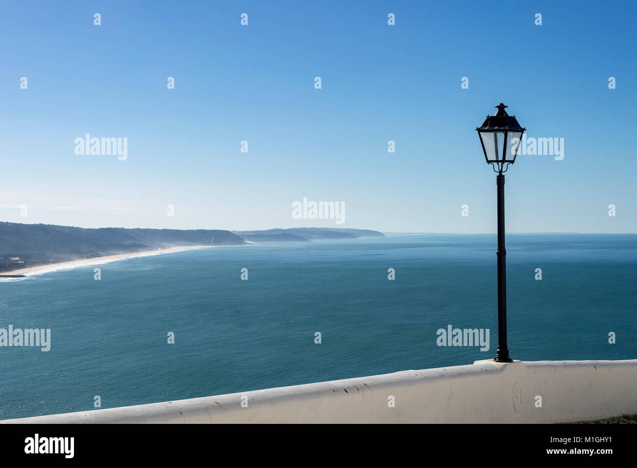 Weiße Wand und Lamp Post am Aussichtspunkt bei Sitio über Nazare
