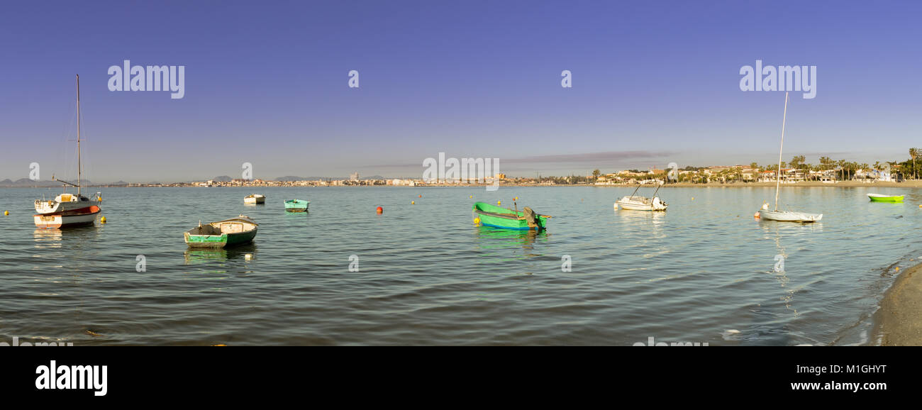 Mar Menor. Los Alcazares. Malerischer Blick auf die Boote gegen Skyline auf Besuch 26. März 2017 Stockfoto