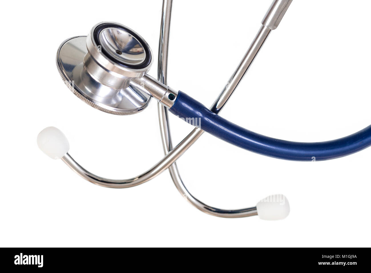 Gesundheit Konzept. Medizinische konzeptionelle: Blau Stethoskop auf weißem Hintergrund mit Platz für Text Stockfoto
