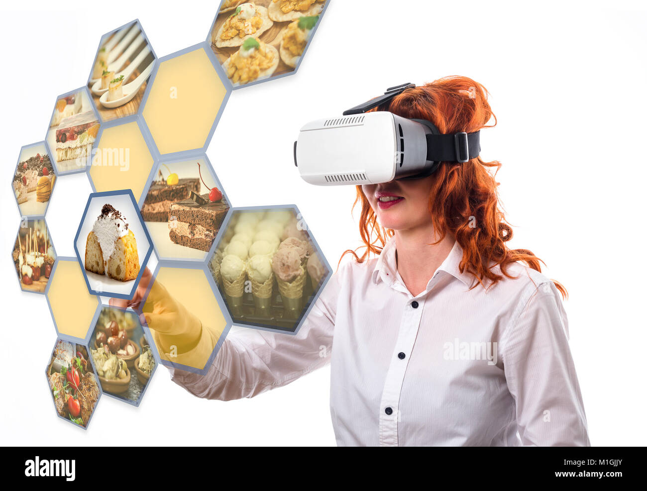 VR-Headset auf eine digitale Schnittstelle im Restaurant Berühren einer Option, interagiert mit Cyberspace, Kopf geschossen Stockfoto