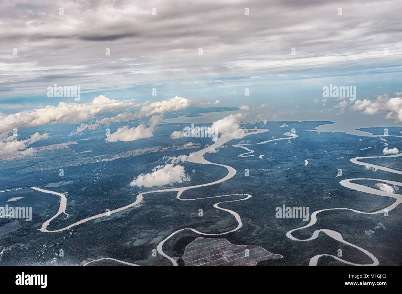 Luftaufnahme von Borneo beim Fliegen von Kota Kinabalu, Sandakan, Sabah, Malaysia Stockfoto