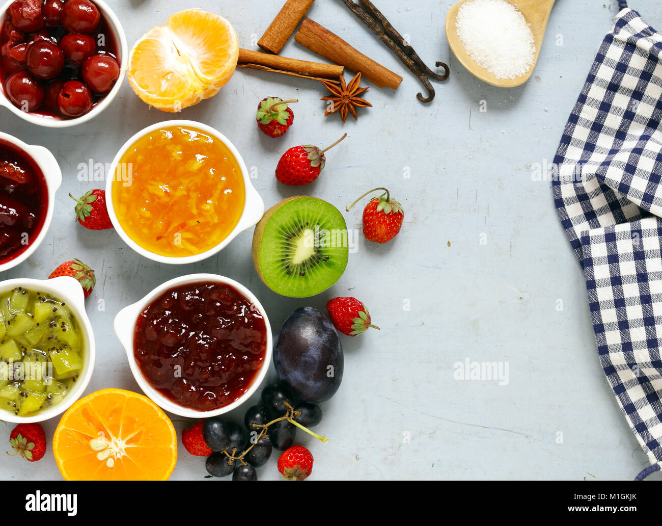 Hausgemachte Konserven Bio Lebensmittel verschiedene Marmeladen Stockfoto