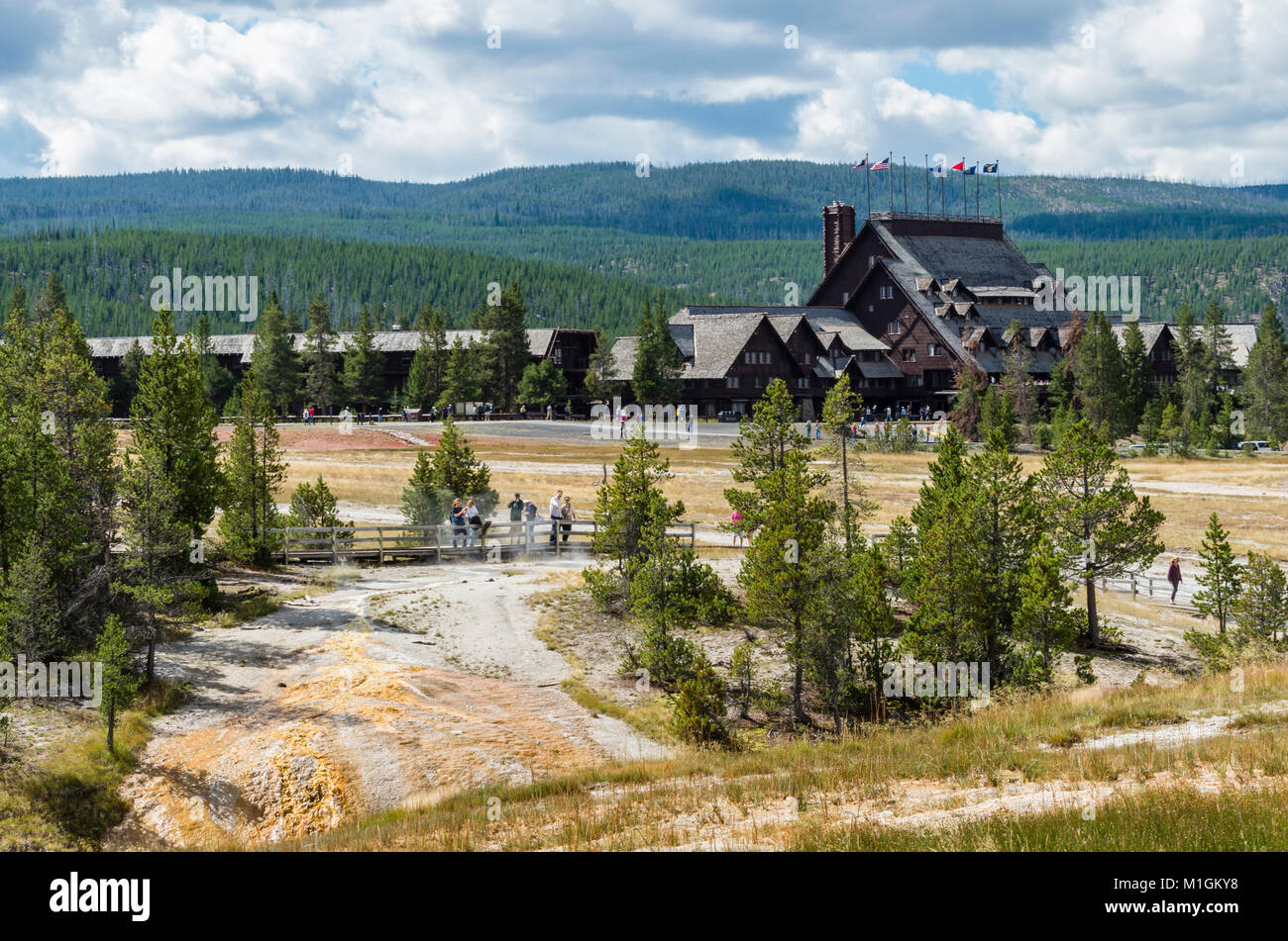 Touristen beobachten Ein heißer Frühling vor Old Faithful Lodge. Yellowstone National Park, Wyoming, USA Stockfoto