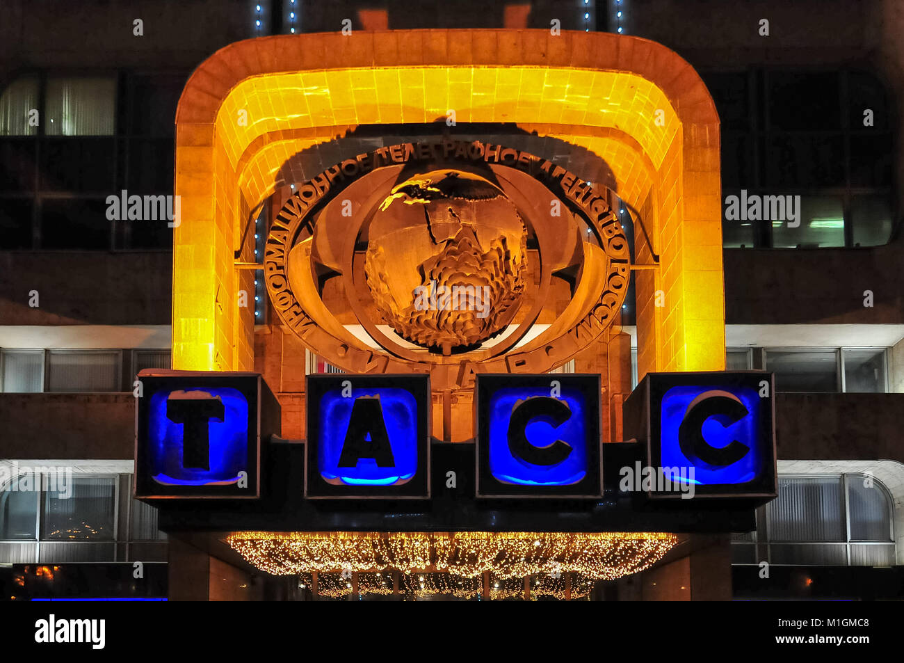 Zeichen für ITAR-TASS über dem Eingang des Gebäudes in der Nacht in Moskau, Russland. Stockfoto