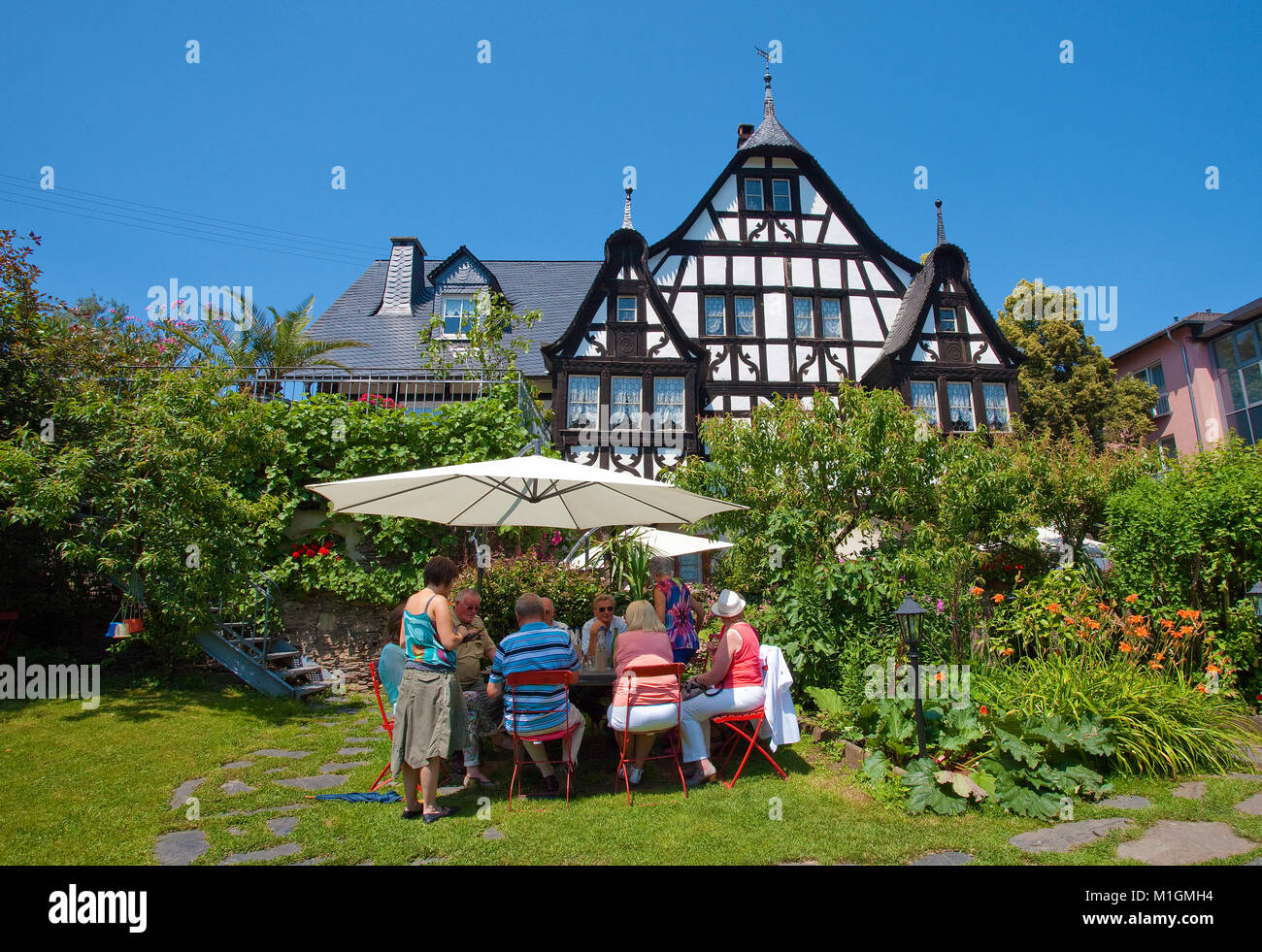 Weinberg drei Giebel Haus, 300 Jahre alte Fachwerkhaus, Gastronomie im schönen Garten, Kroev, Mosel, Rheinland-Pfalz, Deutschland Stockfoto