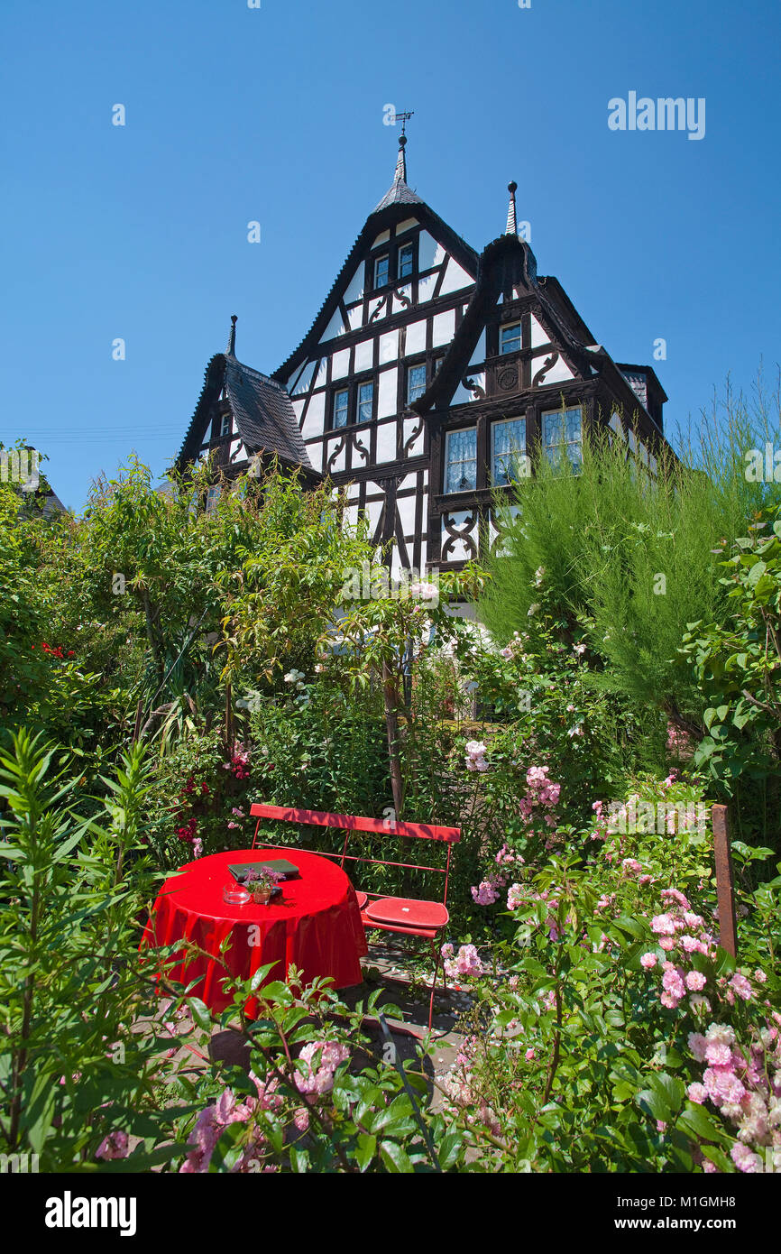 Weinberg drei Giebel Haus, 300 Jahre alte Fachwerkhaus, Gastronomie im schönen Garten, Kroev, Mosel, Rheinland-Pfalz, Deutschland Stockfoto