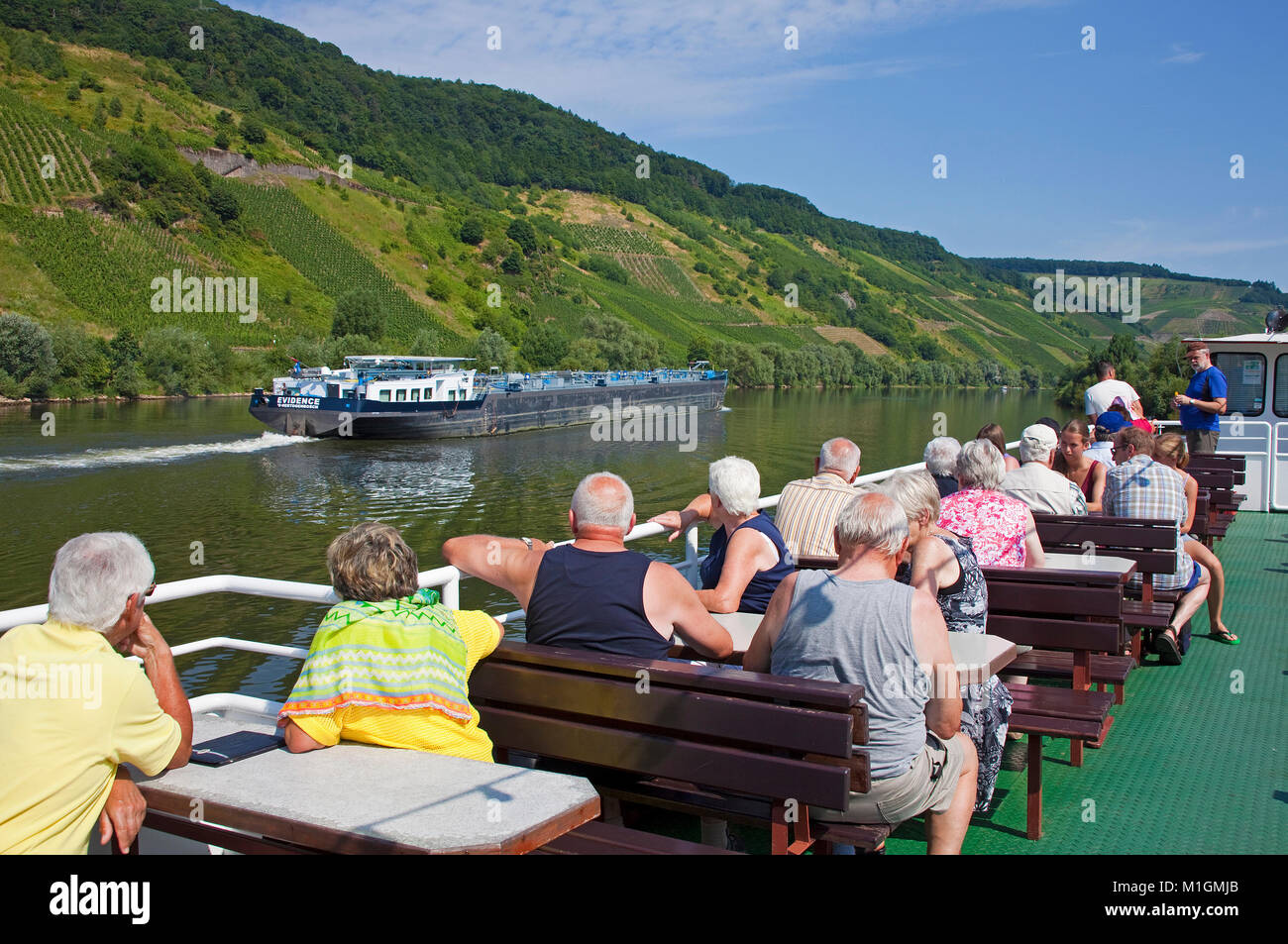 Touristen genießen Sie eine Bootsfahrt auf der Mosel, Weltersburg, Mosel, Rheinland-Pfalz, Deutschland, Europa Stockfoto