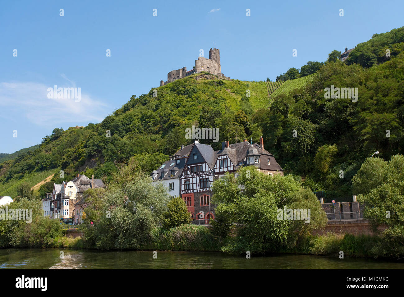 Fachwerkhäuser unter dem historischen Burg Landshut, Bernkastel-Kues, Mosel, Rheinland-Pfalz, Deutschland, Europa Stockfoto