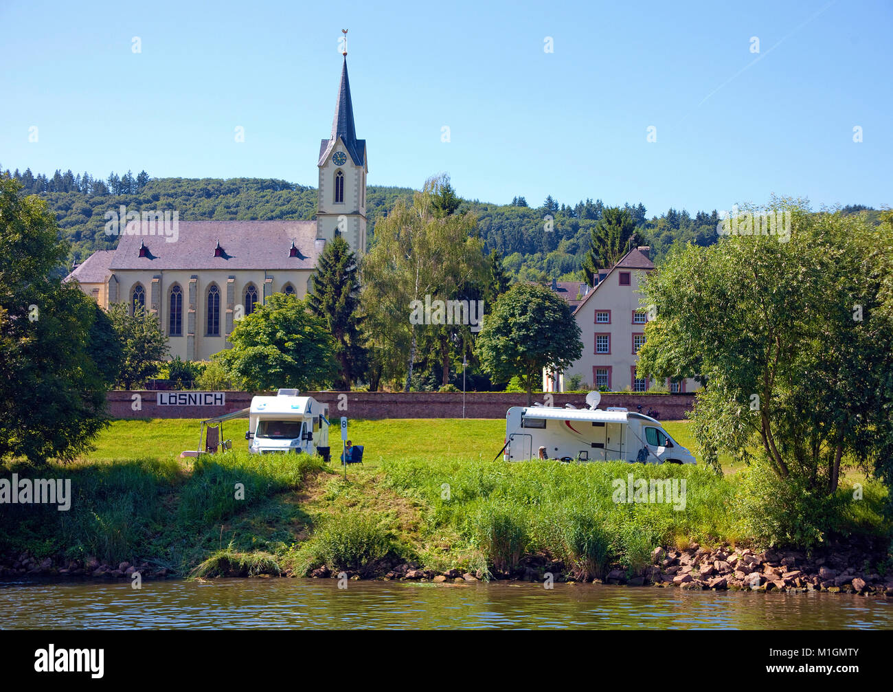 Saint Vitus Kirche am Flußufer, weindorf Loesnich, Mosel, Rheinland-Pfalz, Deutschland, Europa Stockfoto