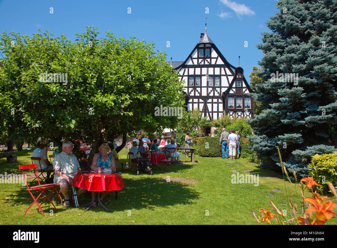 Weinberg drei Giebel Haus, 300 Jahre alte Fachwerkhaus, Gastronomie im schönen Garten, Kroev, Mosel, Rheinland-Pfalz, Deutschland Stockfoto