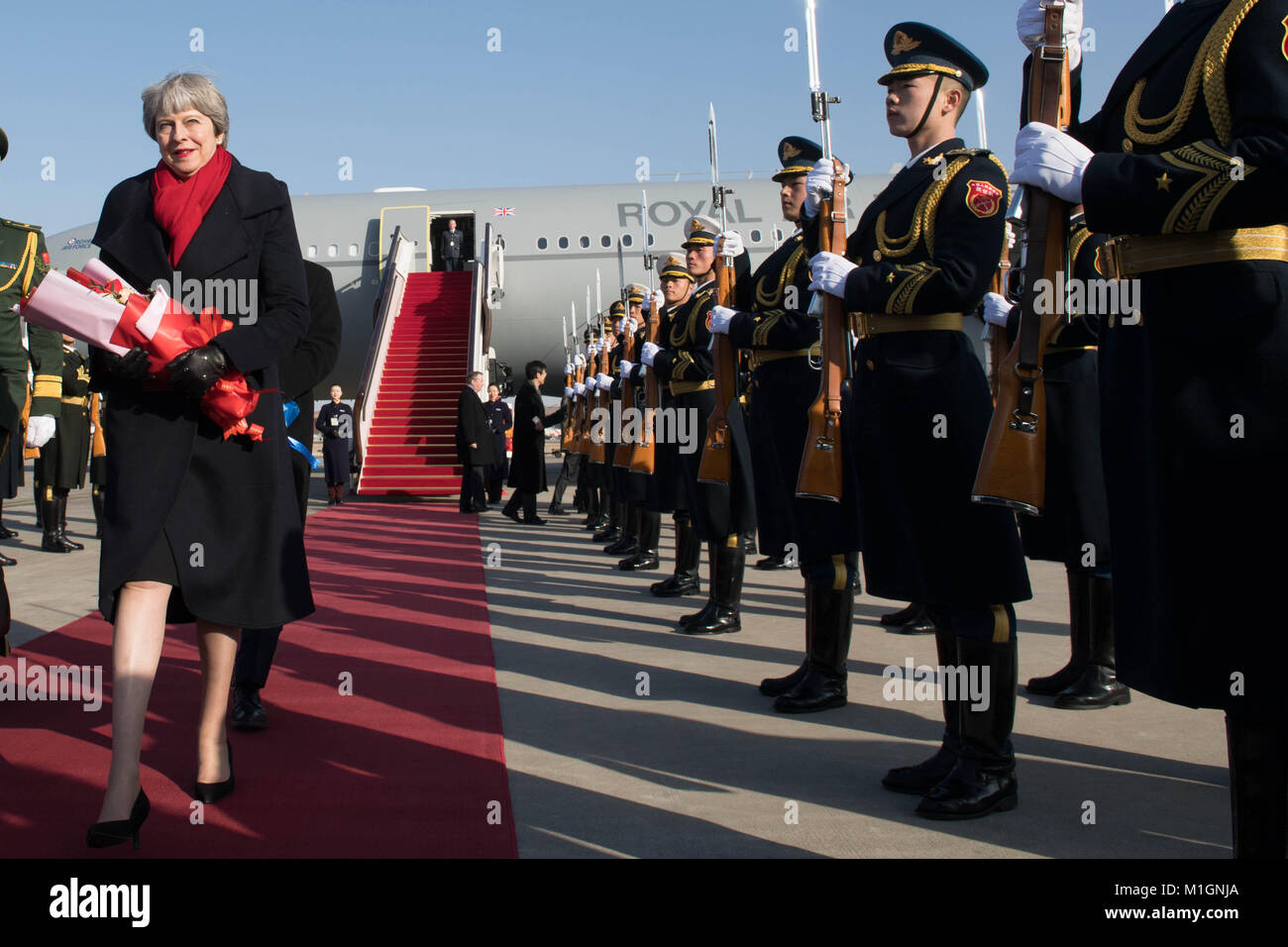 Premierminister Theresa May und ihr Ehemann, Philip Ankunft in Beijing, China heute von einer Wirtschaftsdelegation nach Brexit Investitionsvorhaben im Vereinigten Königreich zu fördern. Stockfoto