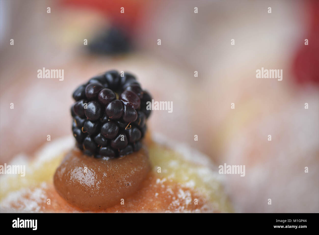 Makro essen Bild von hausgemachten frischen Krapfen oder Krapfen mit Apfel und Zimt Marmelade und eine Nahaufnahme des Blackberry Obst auf die Oberseite mit bight Hintergrund Stockfoto