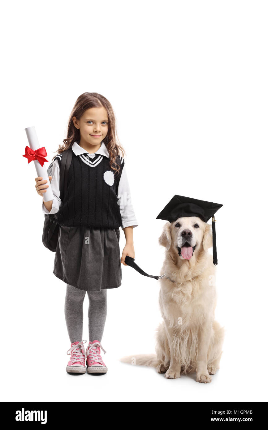 In voller Länge Porträt eines kleines Schulmädchen mit einem Diplom und einem Hund das Tragen einer Staffelung Hut auf weißem Hintergrund Stockfoto