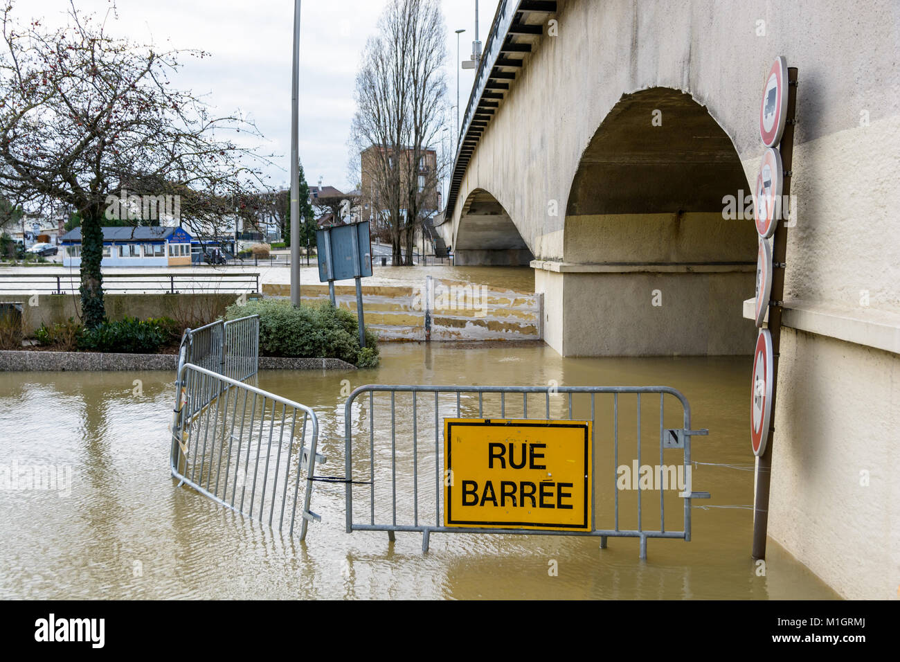 Bry-sur-Marne, Val-de-Marne, Frankreich - Januar 24, 2018: Aufgrund der Winter Überlauf des Flusses Marne, einem überfluteten Tunnel unter der Brücke geschlossen ist zu tr Stockfoto