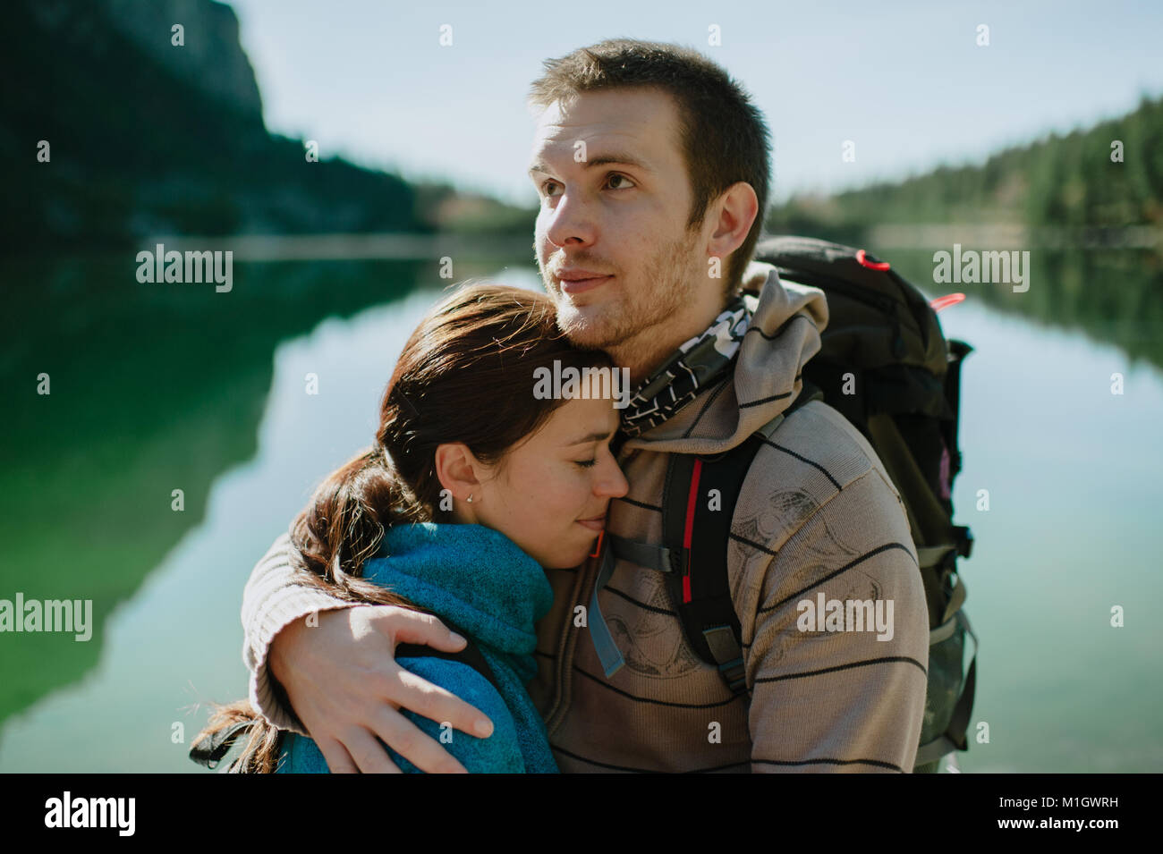 Mann und Frau in Liebe umarmen an einem Bergsee. Stockfoto