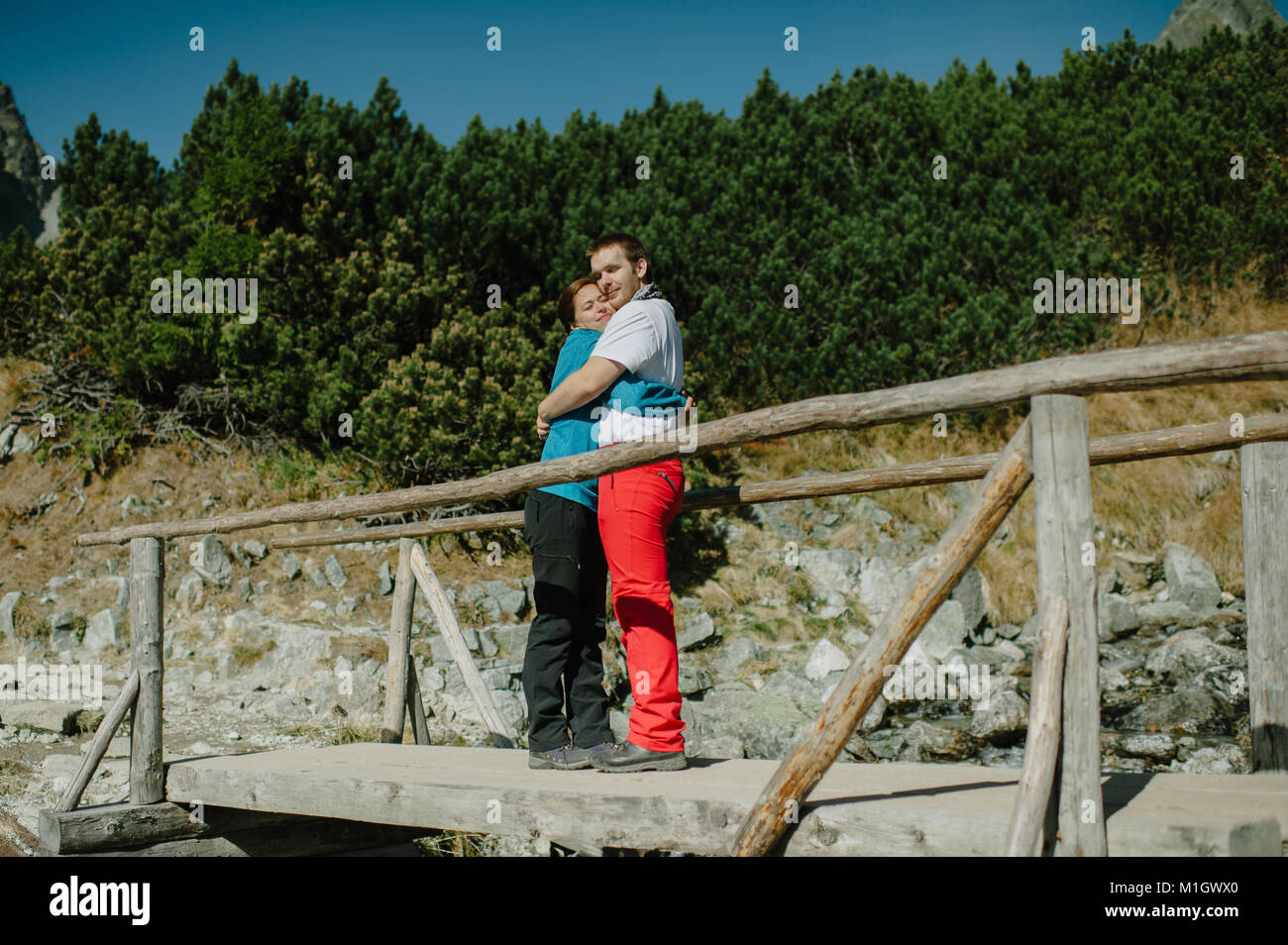 Porträt eines Mannes und einer Frau in Liebe umarmen auf einem hellen, sonnigen Tag. Stockfoto