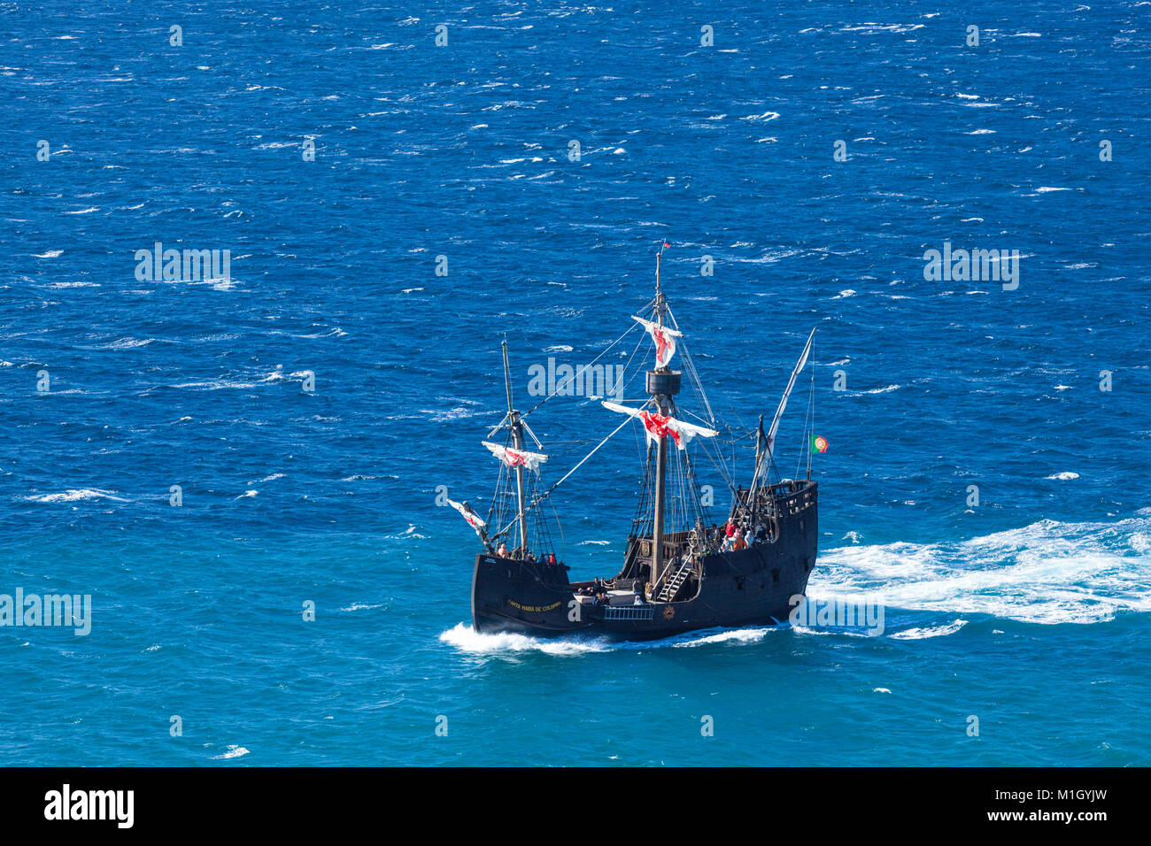 Madeira Portugal Madeira günstig Replik Piratenschiff für Ausflüge auf dem Meer an der Küste von Funchal girao für Delphine und Wale beobachten Reisen nach Cabo eu Stockfoto