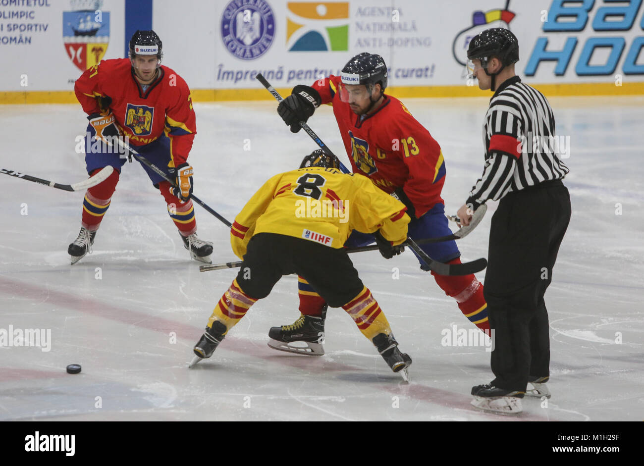 GALATI, RUMÄNIEN, April 09, 2017: Die Eishockey Spiel zwischen Rumänien und Spanien im Jahr 2017 IIHF Eishockey Weltmeisterschaft Div. II Gruppe A. Stockfoto