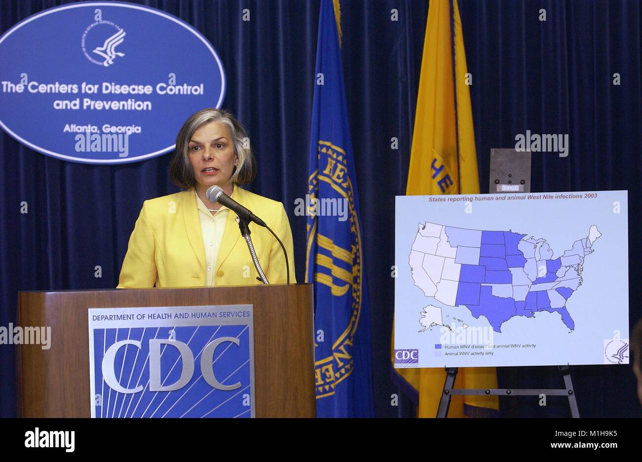 Foto von Julie Louise Gerberding, MD, ehemaligen CDC Direktor, auf einer Pressekonferenz in Bezug auf die wachsenden Bereiche mit dem West Nile Virus und Anstrengungen für die Prävention betroffen, August 2003. Mit freundlicher CDC. () Stockfoto