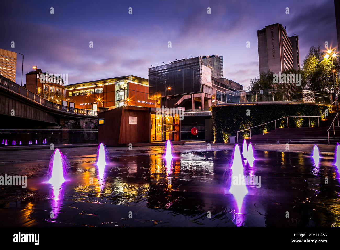 12. November 2017, Nightfall über Manchester Skyline GROSSBRITANNIEN, einschließlich Harvey Nichols, Grindsmith Kaffee und dem Arndale Shopping Centre Stockfoto