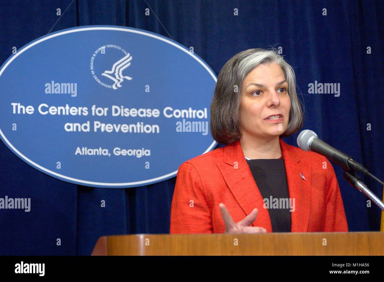 Dr. Julie Gerberding, Beantworten von Fragen auf einer Pressekonferenz, in den Zentren für Krankheitskontrolle und Prävention (CDC), Atlanta, Georgia, April 2003. () Stockfoto