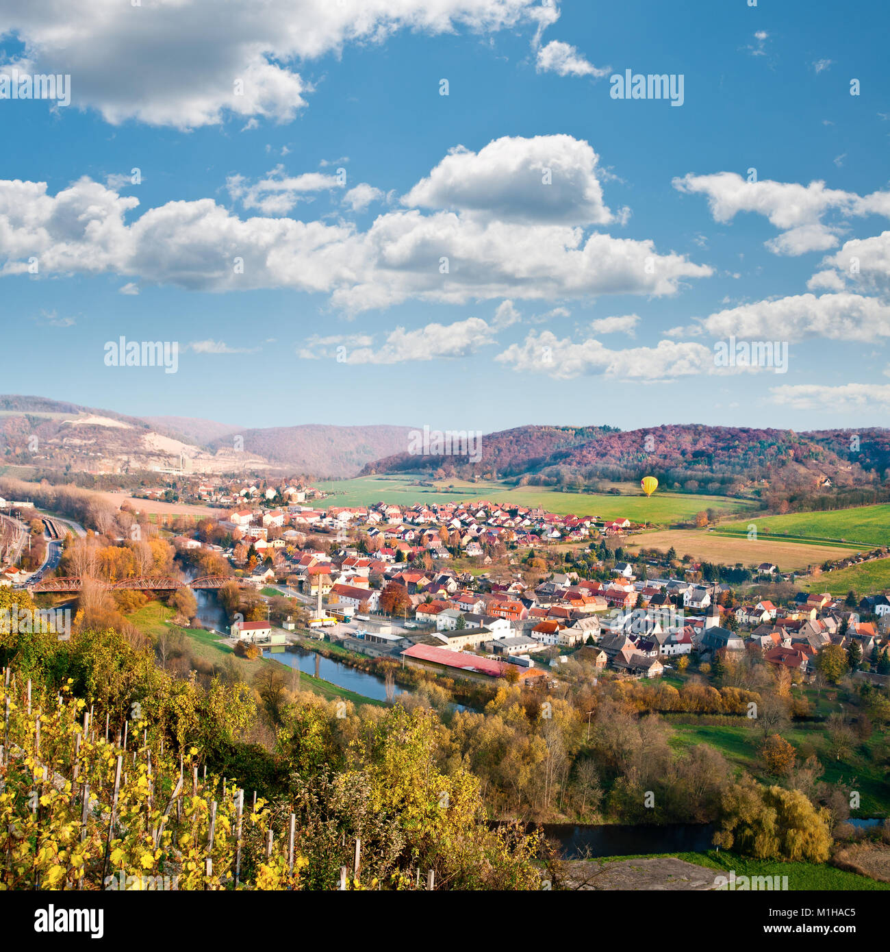 Blick von der Spitze des Hügels in die Saale Tal nördlich von Jena, Thüringen, Deutschland, im frühen Herbst Stockfoto