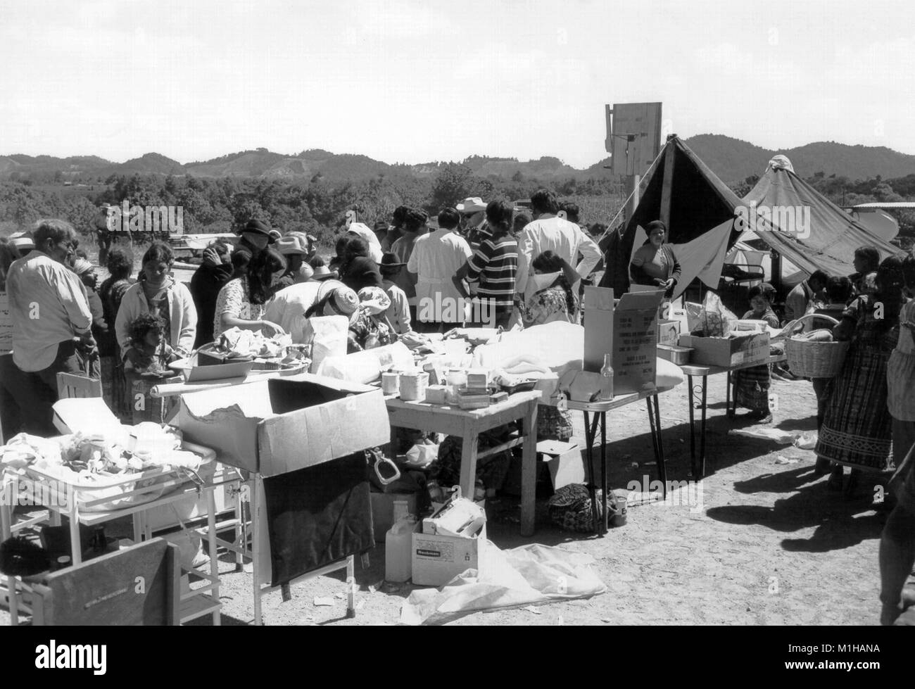 Foto, einen Outdoor Klinik abfüllen medizinische und Erste-Hilfe-Versorgung der Überlebenden des Erdbebens in Tecpan, Guatemala, nach einem verheerenden Erdbeben mit einer Magnitude von 7,5 auf der Richterskala, 1976. () Stockfoto
