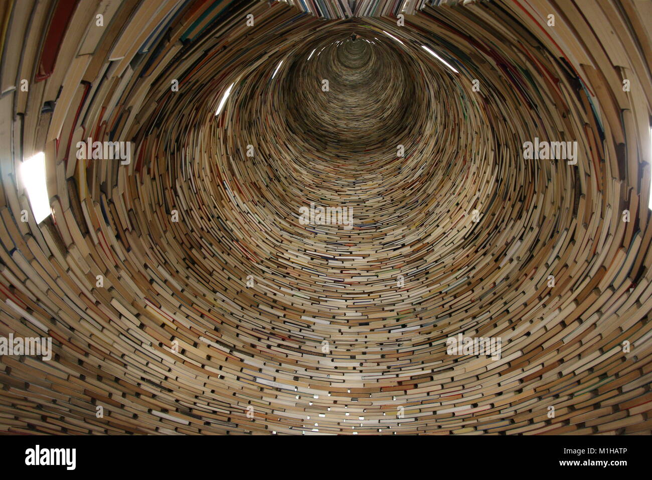 Ein Bild von einem Tunnel aus Büchern. Auf der Suche sehr hypnotisch. Es  ist der Bücher gemacht und Spiegel Stockfotografie - Alamy