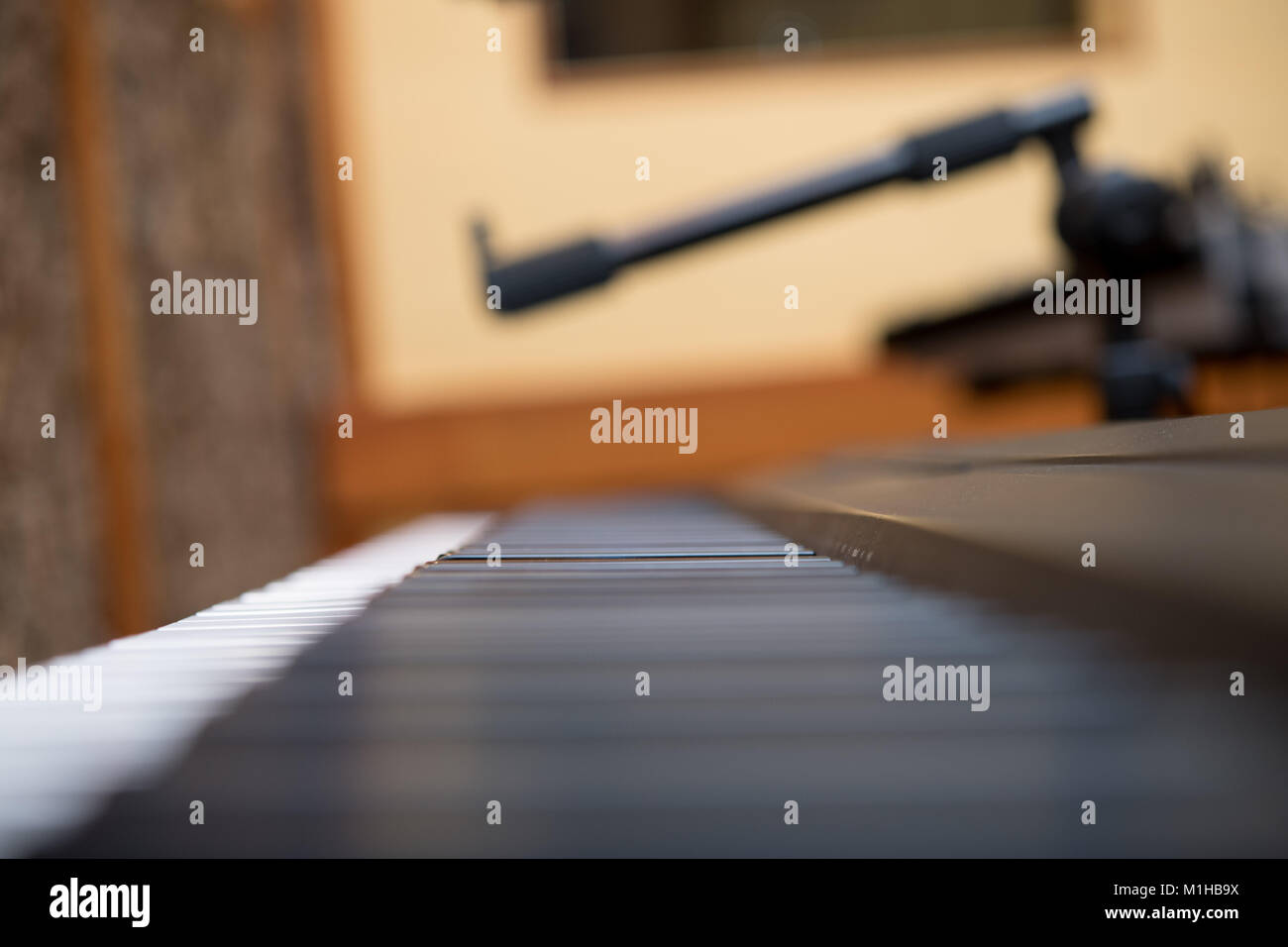 Extreme Makro kurze Schärfentiefe von Piano Tastatur schließen im Studio Stockfoto