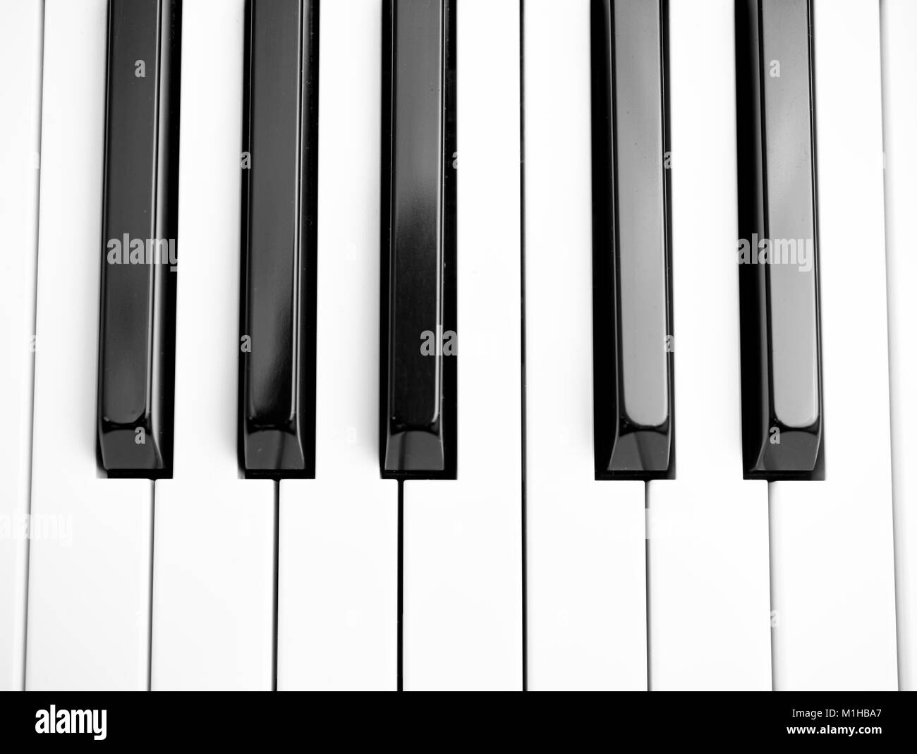 Makro Nahaufnahme der Klaviertastatur mit schwarzen und weißen Tasten hohe Betrachtungswinkel Stockfoto