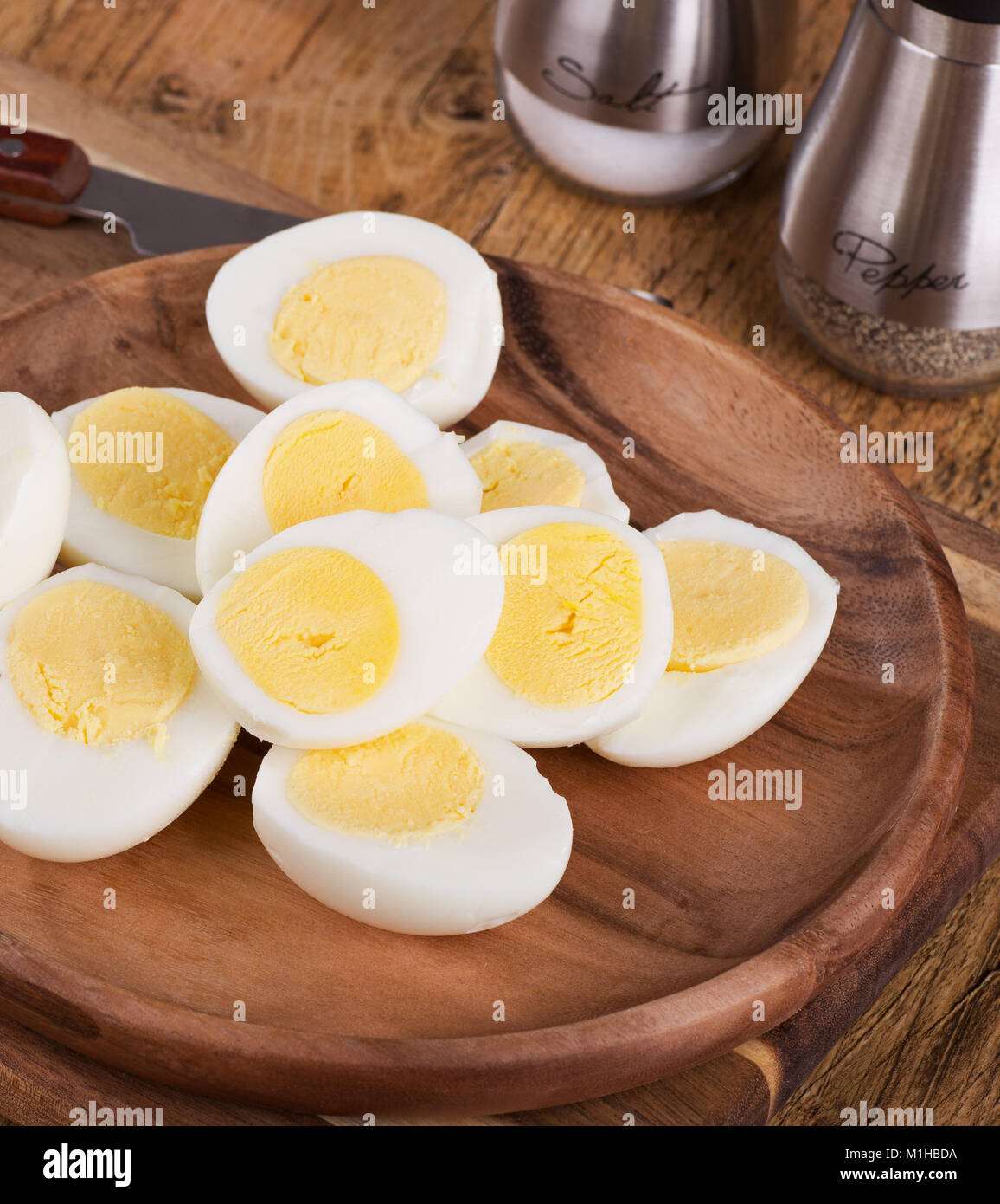 Hart gekochte Eier auf einer Holzplatte geschnitten Stockfoto