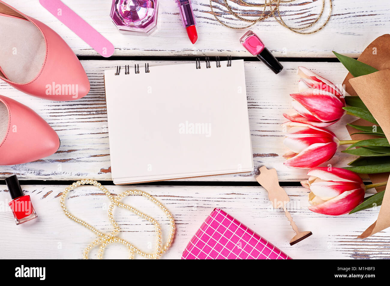 Leeren Notizblock auf Holztisch Stockfoto