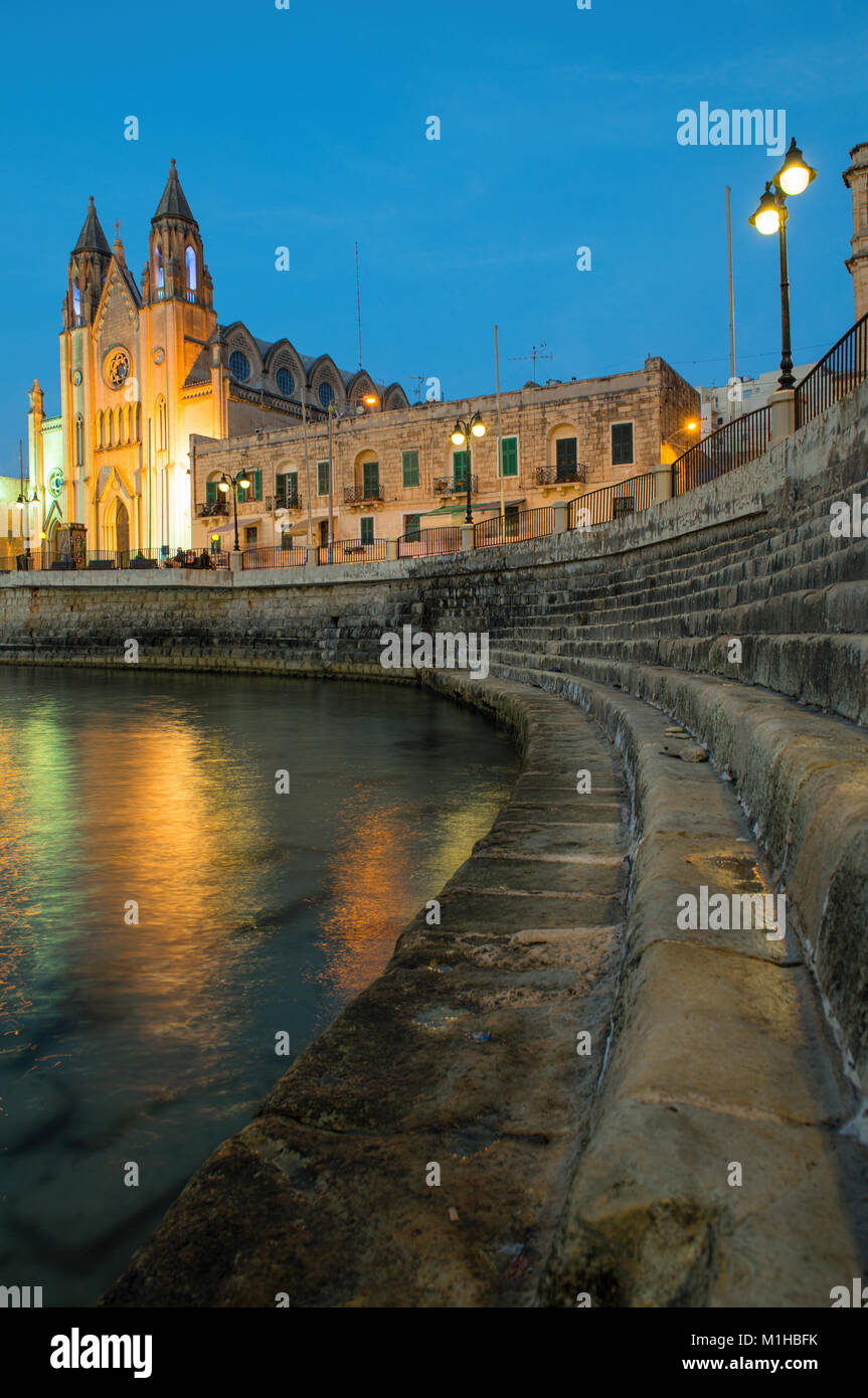 Kirche Unserer Lieben Frau vom Berg Karmel (balluta Pfarrkirche) am Abend, Balluta Bay, St. Julians, Malta Stockfoto